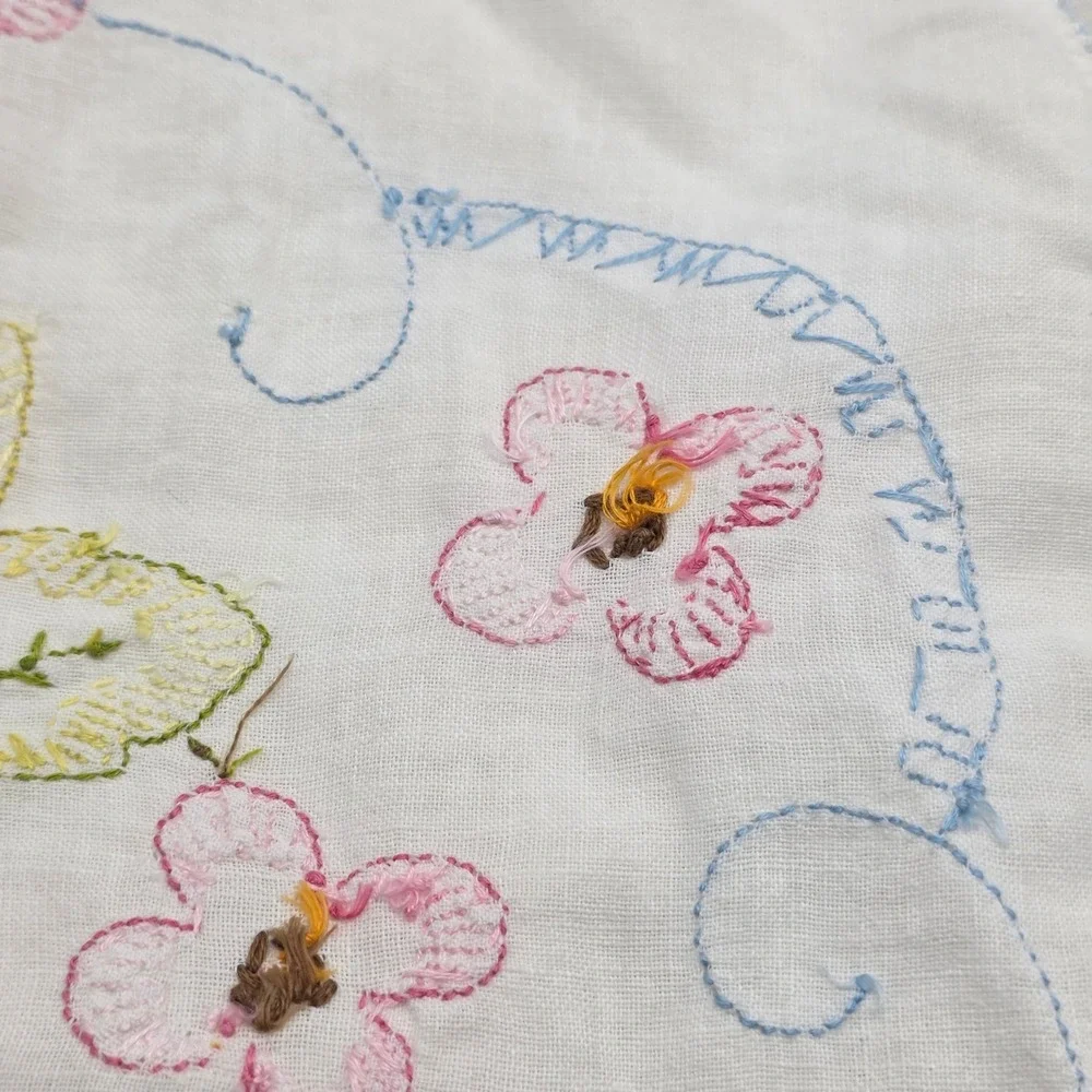 Cottagecore Dresser Scarf White Pink Floral Hand Embroidered‎ Vintage Runner